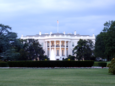 夕暮れ時のホワイトハウス